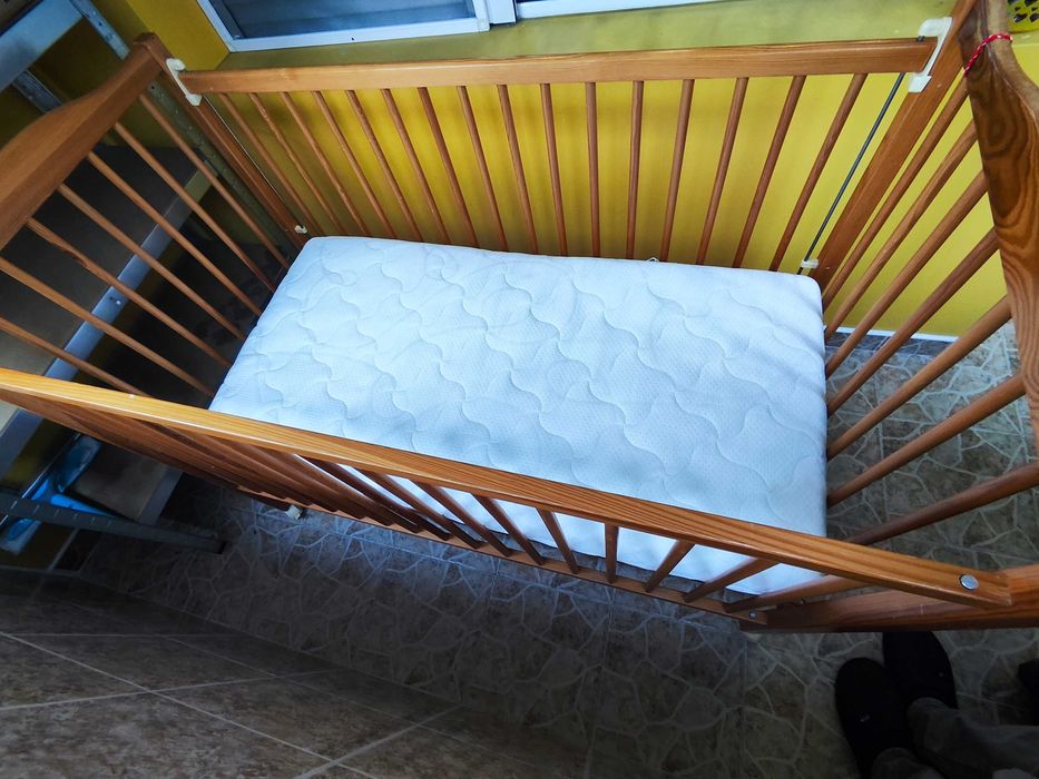 Детско бебешко дървено легло