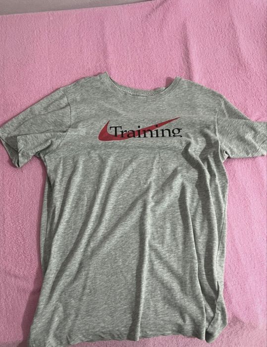 Tricou Nike gri.