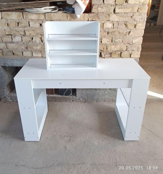 Маникюрный стол продаётся.