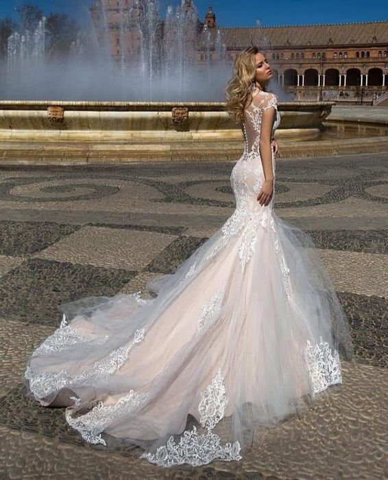 Rochie de mireasa Oksana Mukha de INCHIRIAT sau vânzare