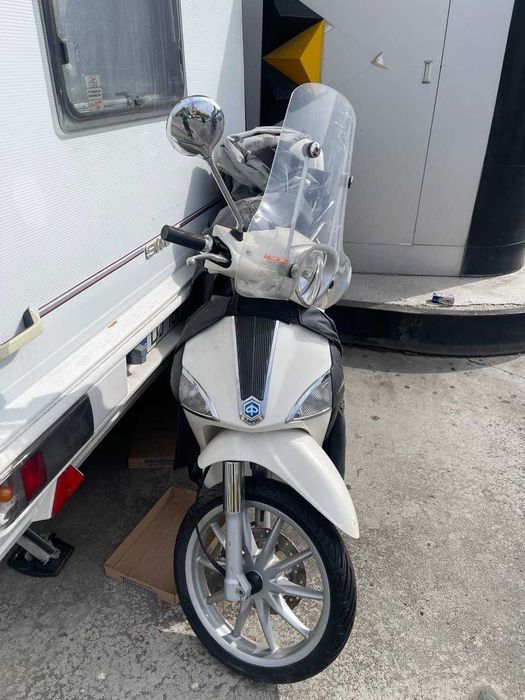 Scuter Piaggio 125 cm³ – 2014 – Automat – Alb – Acte Italia
