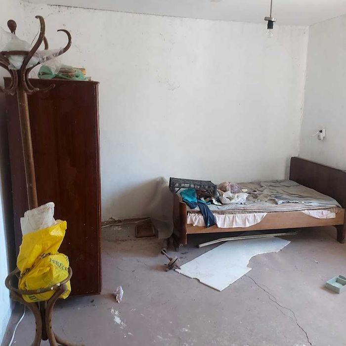 Къща с 1,5 дка в с. Макариополско на входа на Магистралата за Варна