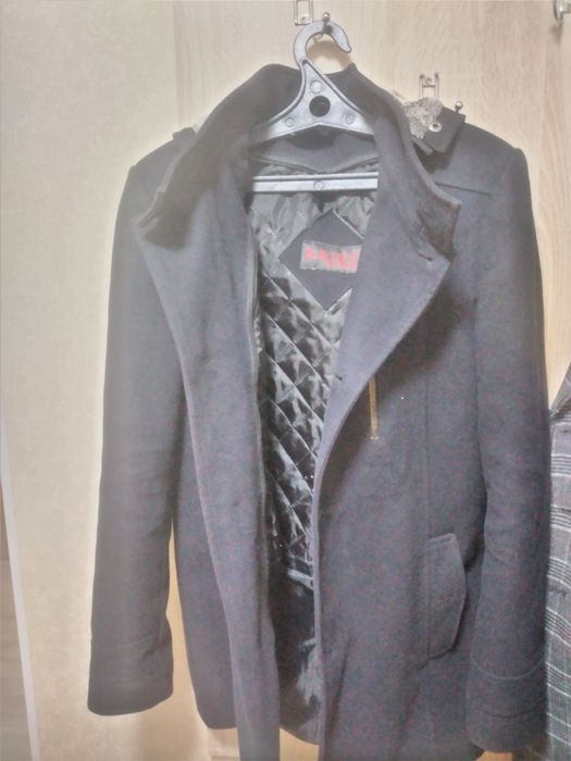 Теплое пальто с капюшоном темного цвета