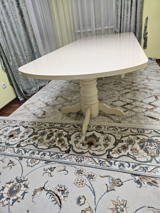 Стол с 12 стульями