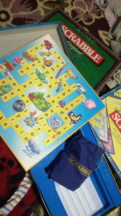 Joc Scrabble original cu tabla de joc din carton dur,complet in romana
