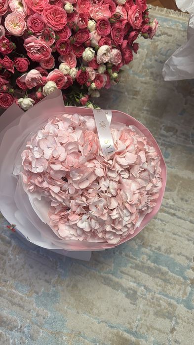 Есть разные букеты цветов