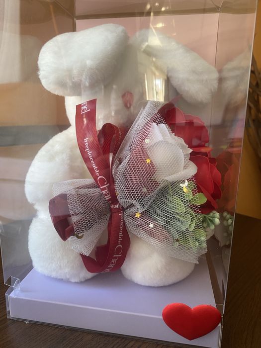 Плюшена играчка с букет