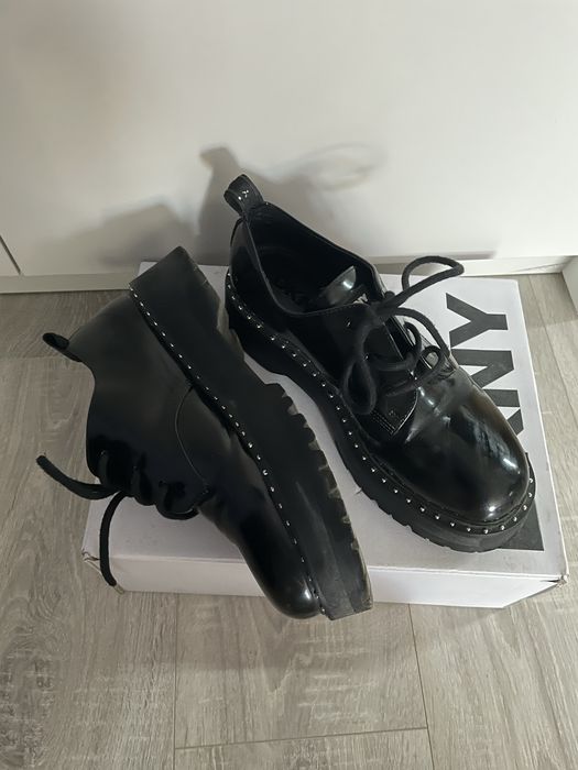 Дамски обувки на марката DKNY