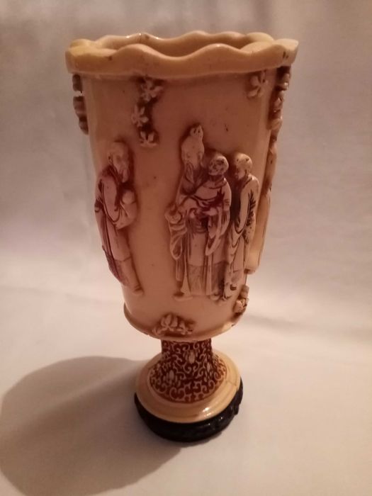 Vază sculptată rășină 4 scene China Antica, H 32cm.