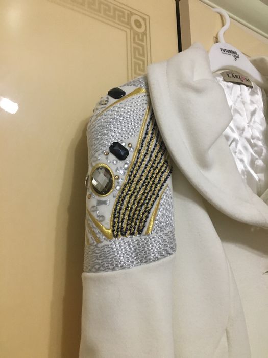 Larissa пальто белое 38 размер