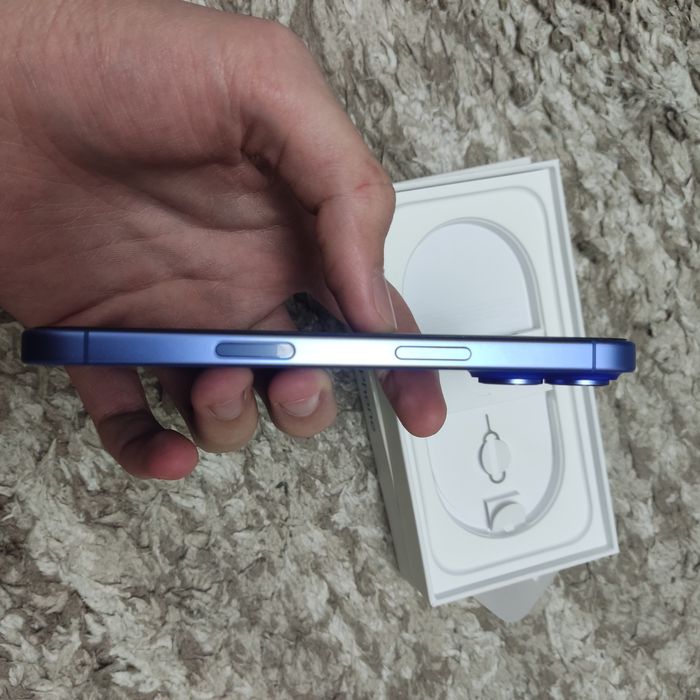 Apple iPhone 16 ultramarine