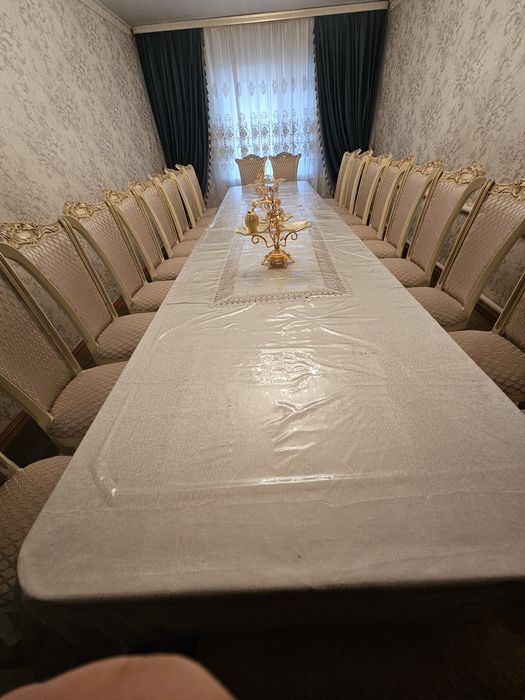 Продаются стол и стулья .