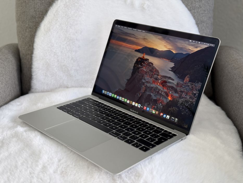 Apple MacBook Air 13”- Retina - 2019  i5, 8Gb ram, 128gb ssd.