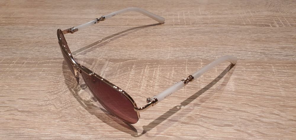 Продавам слънчеви очила