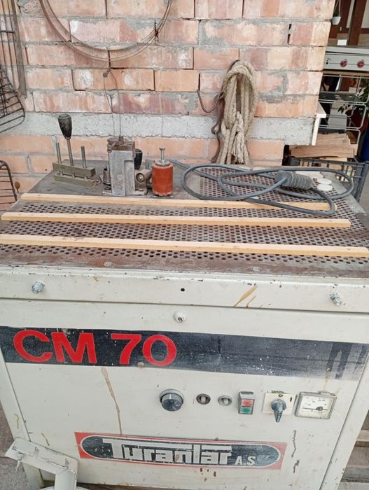 Кантираща машина за право и криволинейно кантиране.