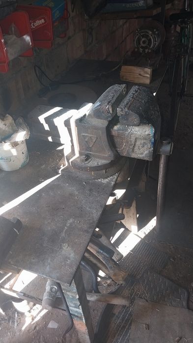 Слесарный стол с тисками