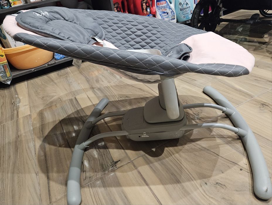 Бебешки шезлонг с люлеещ механизъм и мелодия