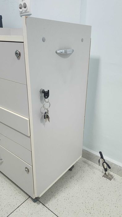 Продам столик с ящиками, на колёсах