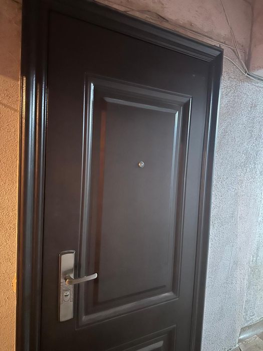 Срочно продам входную дверь