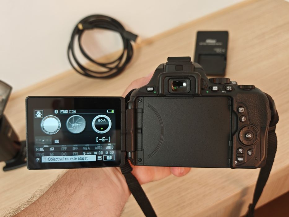Nikon D5600, Kit complet (Obiectiv 18-140mm, Flash, Card 128gb, Filtru UV), Impecabil - 4.213 cadre 
3.999,00