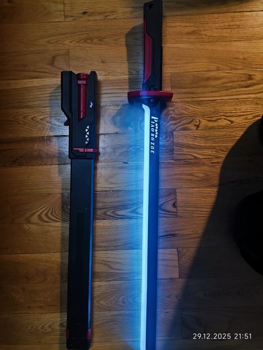 Светящийся и искрящийся меч