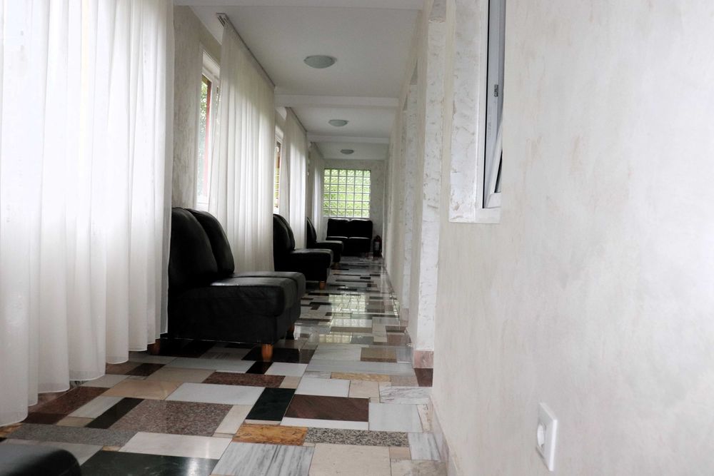 Vila de inchiriat pe termen lung / 8 camere cu bai proprii
