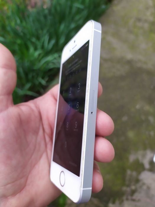 Телефон iPhone SE