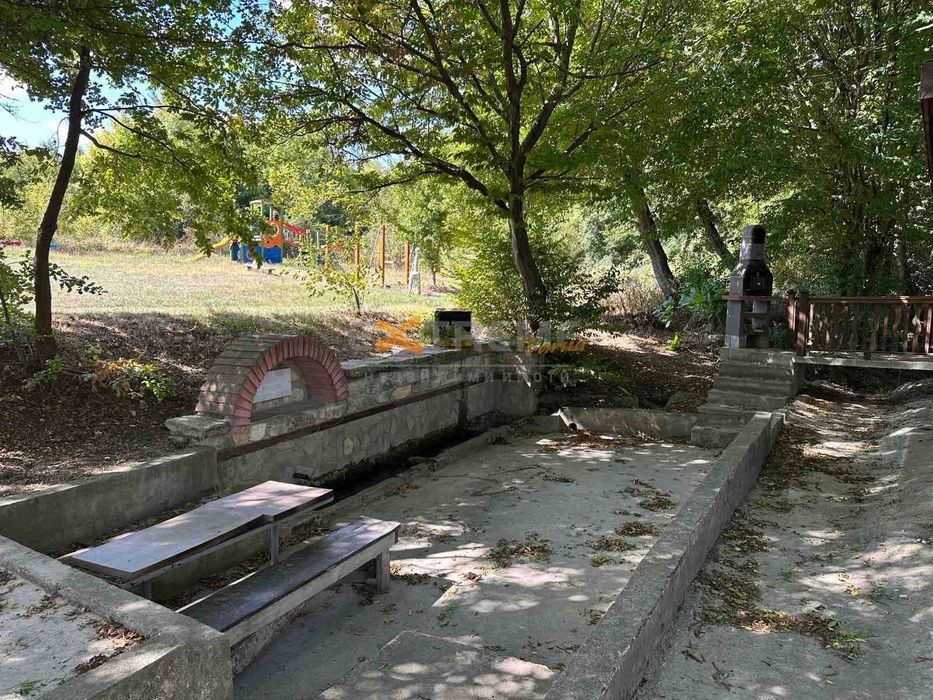 Къща на 20 мин. с авт. от центъра на гр. Варна и на 5 мин. от морето