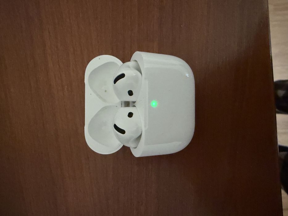 Airpods 4 cu functie de noise cancelling