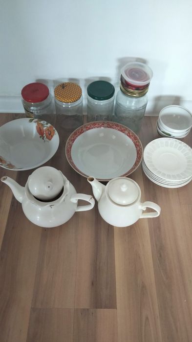 Тарелки, банки , пиала.