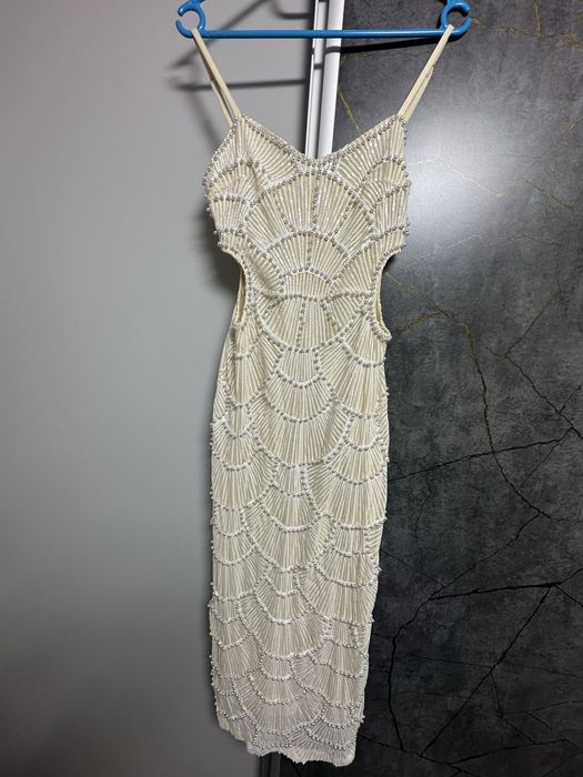 Елегантна миди рокля с перли