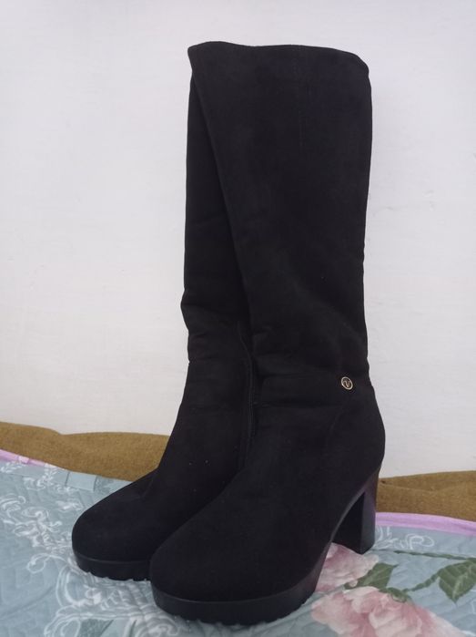 Продам замшевые зимние сапоги размер 40