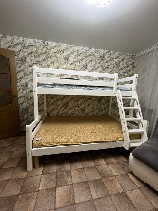 Продам  кровать с 2 матрасами