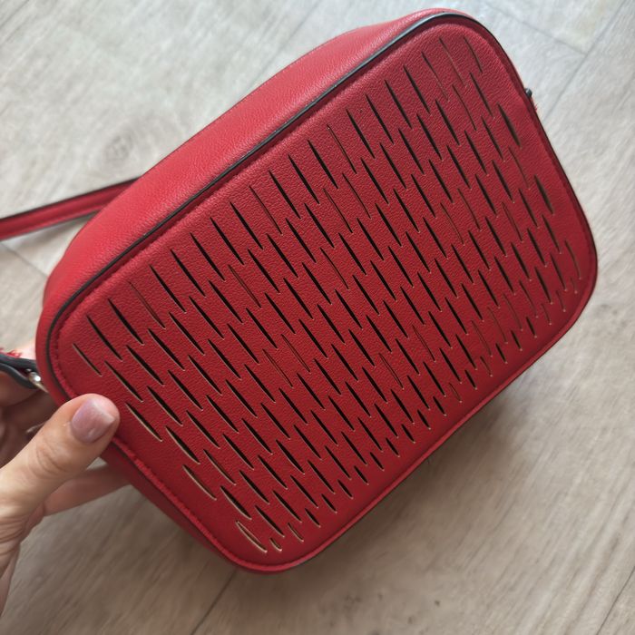 Нова червена чанта