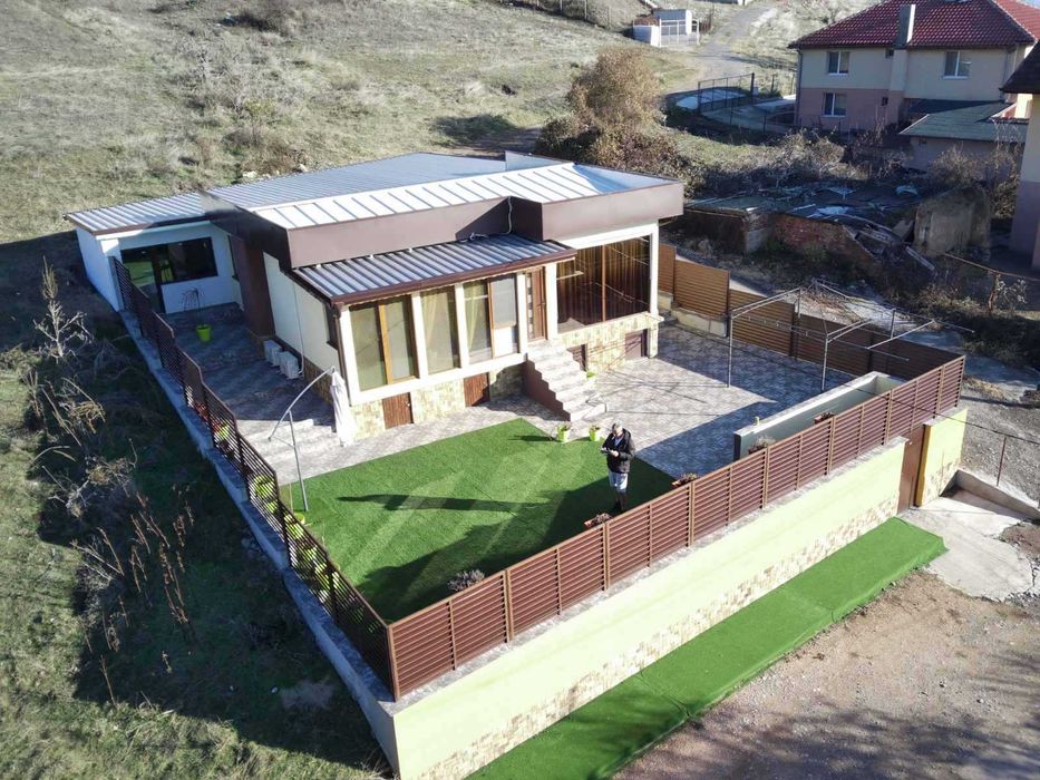 Продавам къща в гр. Костинброд