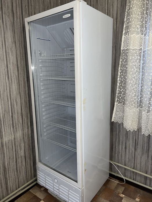 Холодилник витринный стекло