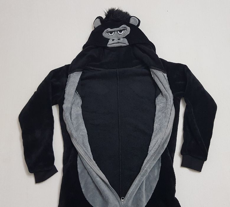 Pijama intreaga animal print tip salopeta , pufoasa, cu fermoar, glugă