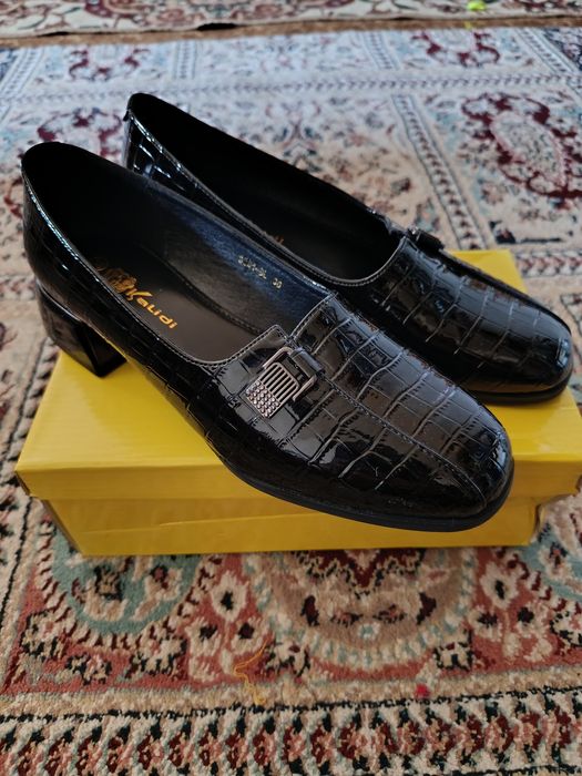 Продаются туфли 38 размер. Фирма kalidi