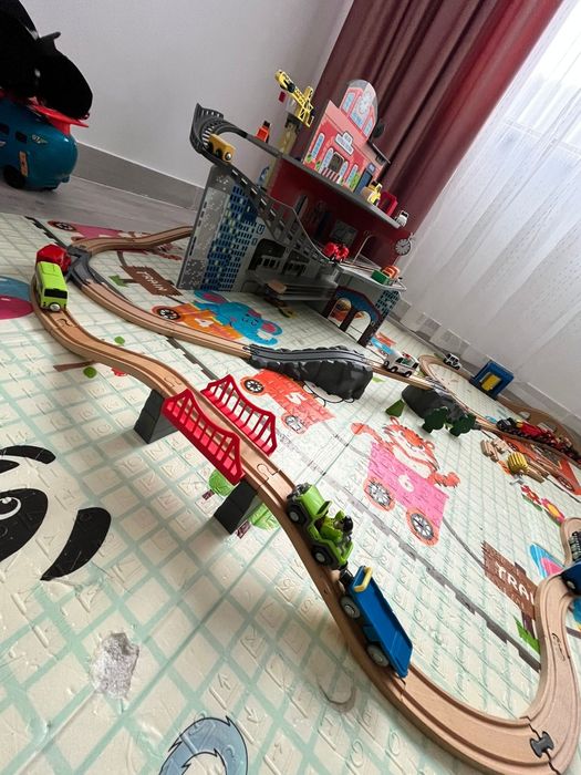 Gara de tren cu sina si trenulete( 2 sunt  electrice)