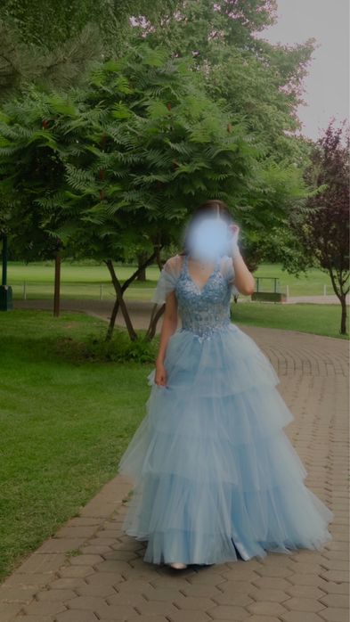 Голубое вечернее платье