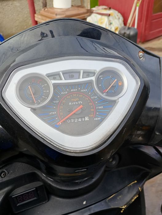 Vând scuter  capacitatea 150