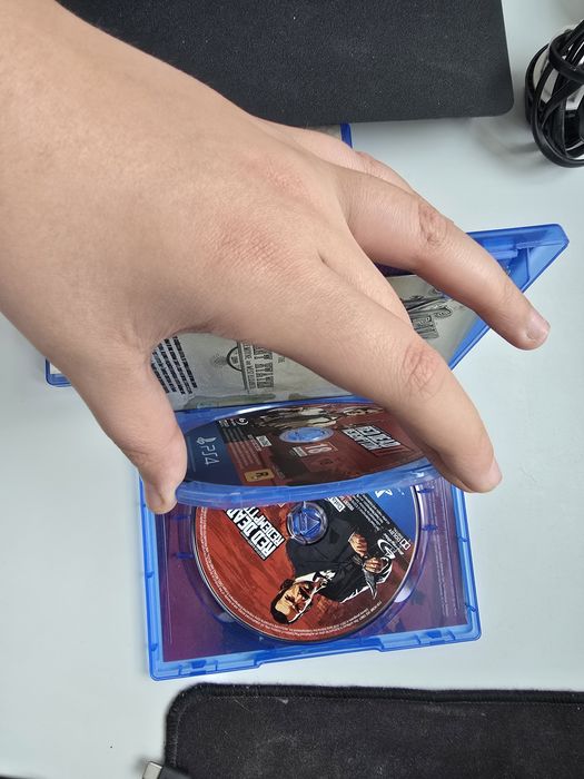 Продаю Плейстейшн 4 с дисками и с джостиками