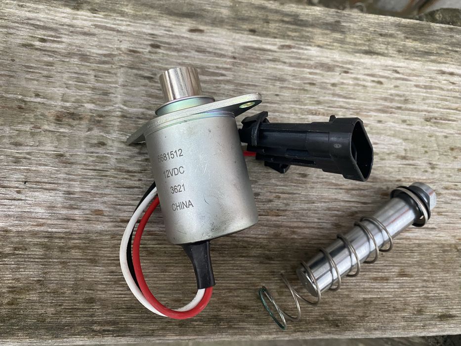 Соленоид за ръчна спирачка / заключване на движението (Traction lock / Parking brake solenoid)
