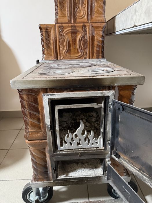 Sobă mobilă pe lemne