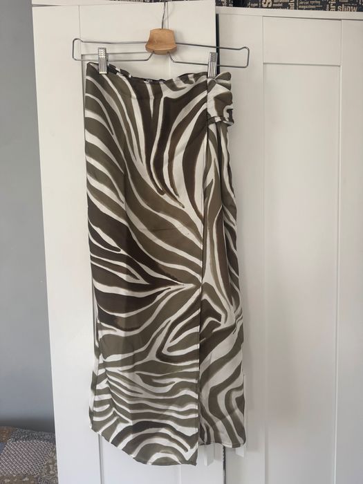 Сатенена миди пола с принт Zara