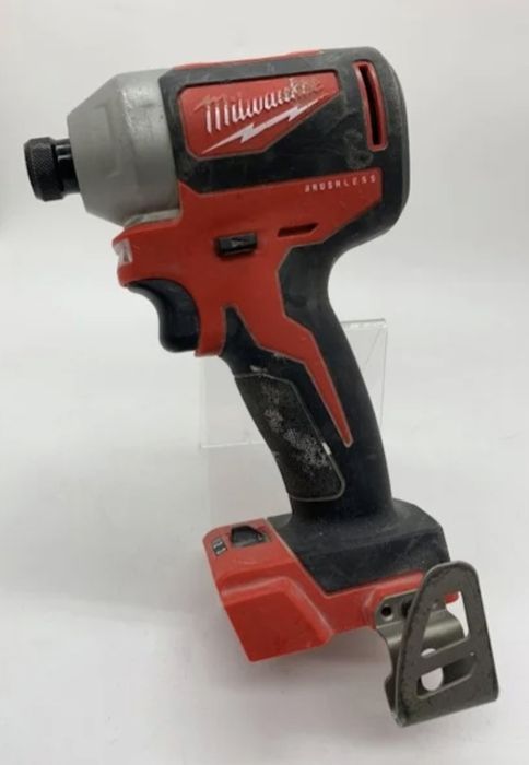 Продавам винтоверт Milwaukee M18 Blid 2, батерия 5 Mah зарядно и куфар