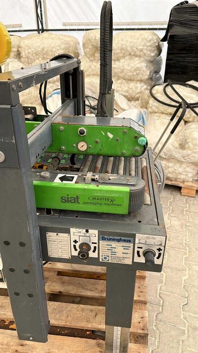 Машина за автоматично залепване на кашони с тиксо отгоре и отдолу