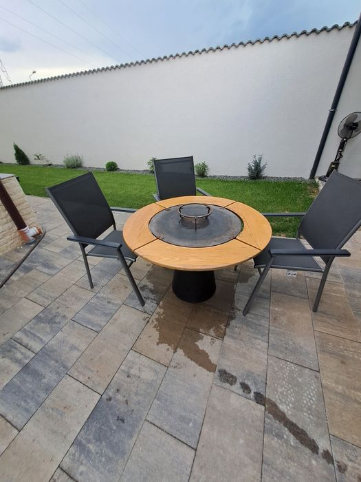 Vând gratar premium UNO cu plita si masă