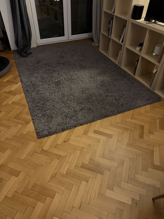 2 сиви килима: един 170х240, един 250х80