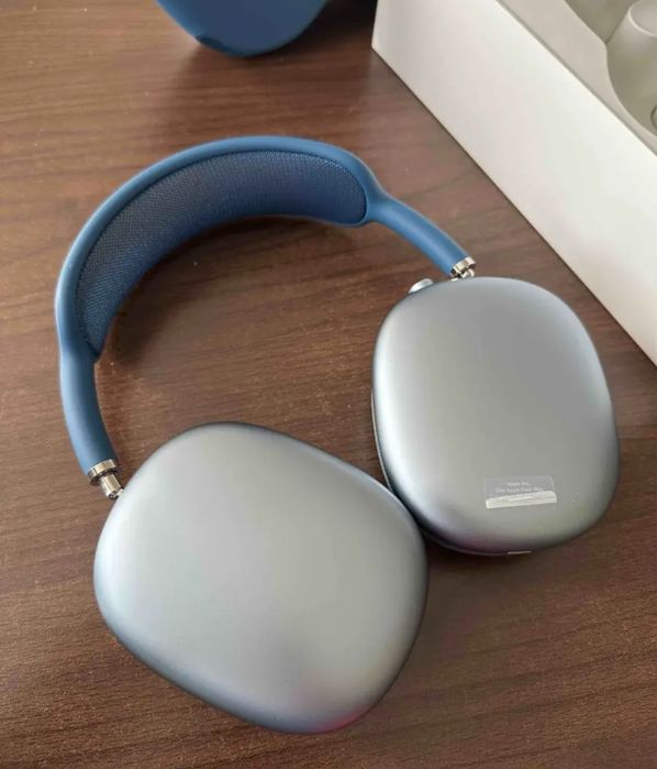 AirPods Max в синем цвете